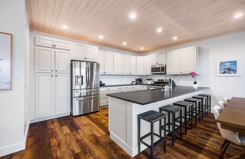 Sandpoint Condo | Luxurious 4BR Mountain Chalet at Schweitzer w/Epic Views, Hot Tub, Pet-Friendly