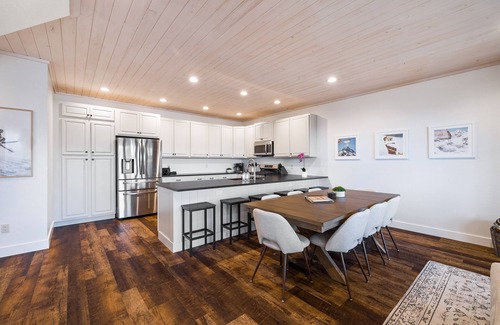 Sandpoint Condo | Luxurious 4BR Mountain Chalet at Schweitzer w/Epic Views, Hot Tub, Pet-Friendly