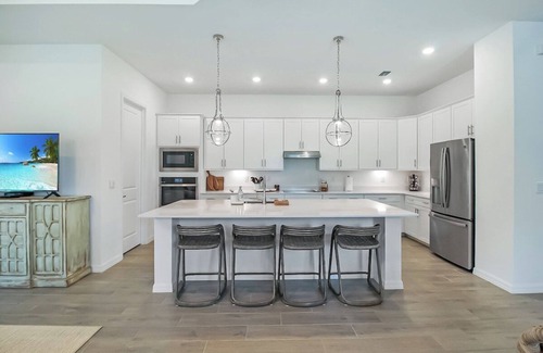 Venice House | Luxurious 4BR pool home in Wellen Park - Florida Sanctuary