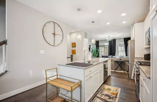 Northeast House | Luxurious 4BR TH w. free parking, close metro access, & patio in Washington, DC