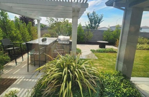 Roseville Villa | Luxurious 4BR Villa!