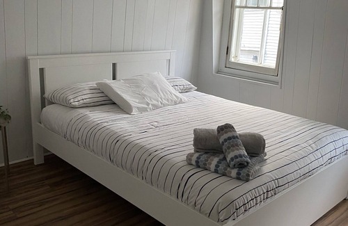 The Beaches House | Luxurious 5-Bedroom Beachside Retreat near Boardwalk, Shopping & Entertainment