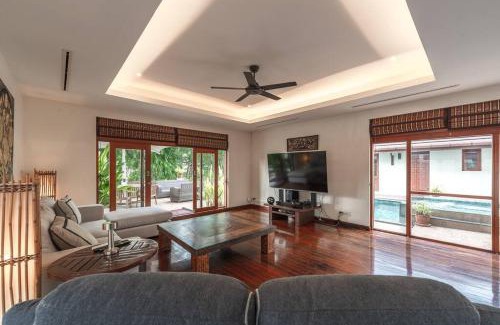 Wichit Villa | Luxurious 5-Bedroom , 24 hour security , jacuzzi ! V45