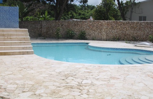 El Breton Villa | Luxurious 5-bedroom villa with WiFi, Pool, Jacuzzi and AC enchanting Cabrera