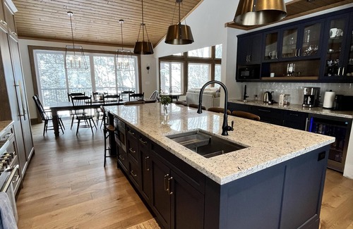 Dysart et al Cottage | Luxurious 6-Bedroom Waterfront Retreat on Percy Lake