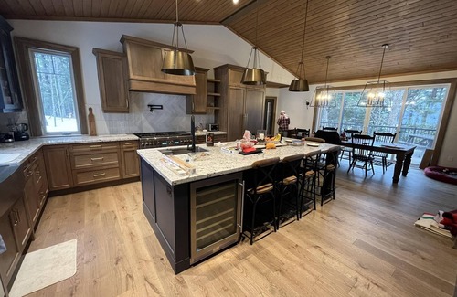 Dysart et al Cottage | Luxurious 6-Bedroom Waterfront Retreat on Percy Lake