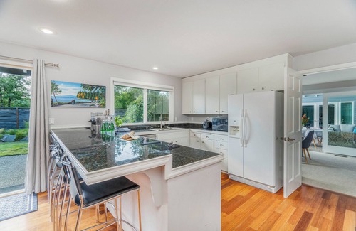 Clyde Hill Villa | Luxurious 6-bedroom Villa with Pool in Clyde Hill