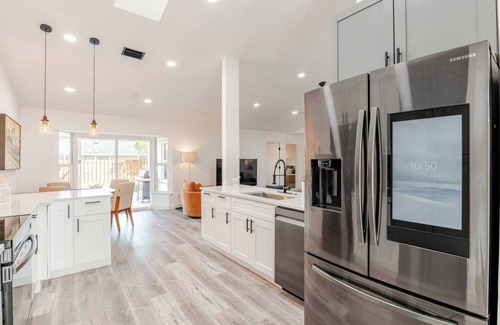 Wellington House | Luxurious 6-bedroom house with Heated Pool & Patio minutes from WEF.