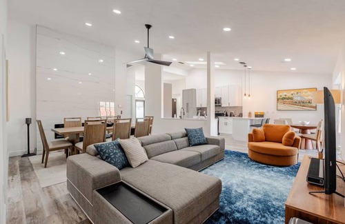 Wellington House | Luxurious 6-bedroom house with Heated Pool & Patio minutes from WEF.