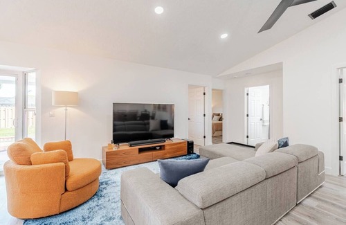 Wellington House | Luxurious 6-bedroom house with Heated Pool & Patio minutes from WEF.