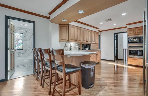 Monroe Villa | Luxurious 7 Bedroom Estate with Heated Pool and Hot Tubn