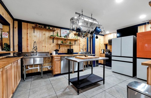 Talking Rock Cottage | Luxurious 8-bedroom mountain resort with infinity pool, fire pit & much more