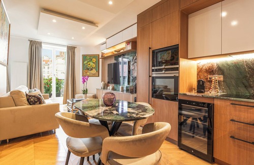 Odeon Apartment | Luxurious air-conditioned four-room apartment Perle