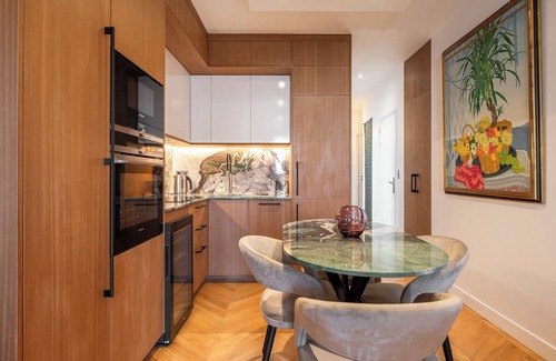 Odeon Apartment | Luxurious air-conditioned four-room apartment Perle