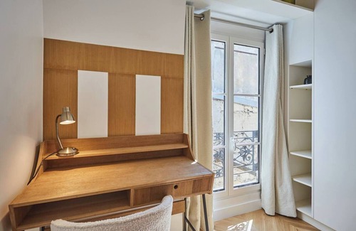 Odeon Apartment | Luxurious Air-conditioned Apartment Bianca