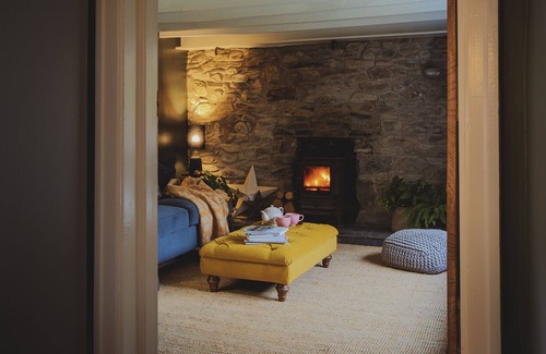 Llanfair Caereinion Cottage | Luxurious and cosy riverside cottage for two
