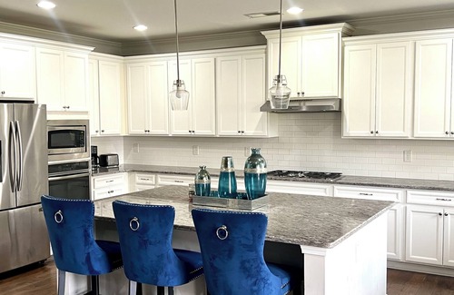 Sugar Hill House | Luxurious and Cozy Private Room with a King Size Bed in a Safe ,Gated Community.
