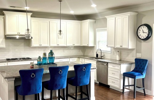 Sugar Hill House | Luxurious and Cozy Private Room with a King Size Bed in a Safe ,Gated Community.
