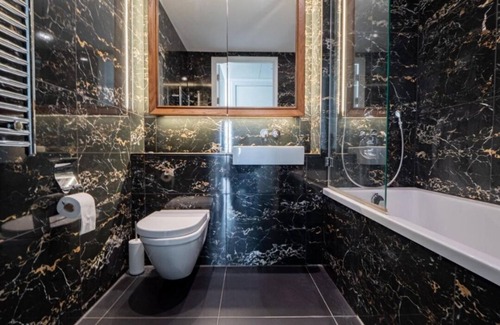 Nine Elms Apartment | Luxurious apartment central london with magnificent 360 degree views of london.