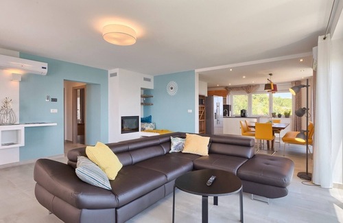 Zagore Apartment | Luxurious apartment with fantastic sea views and a fireplace