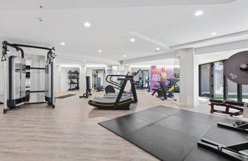 Takapuna Apartment | Luxurious Apt with Rooftop Pool Gym Tennis Carpark