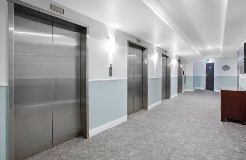 Takapuna Apartment | Luxurious Apt with Rooftop Pool Gym Tennis Carpark