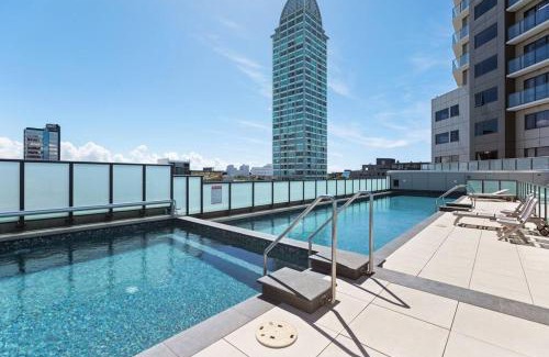 Takapuna Apartment | Luxurious Apt with Rooftop Pool Gym Tennis Carpark