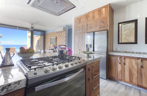North End Villa | LUXURIOUS ARCHITECTURAL DREAM HOME WITH PANORAMIC VIEWS