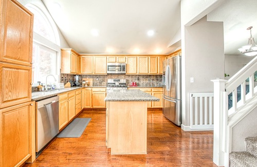 Raisin House | Luxurious Beautiful Home in Clovis with Pool