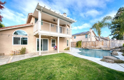 Raisin House | Luxurious Beautiful Home in Clovis with Pool