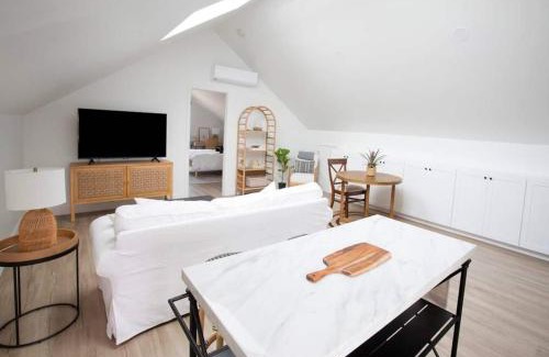 Loma Portal House | Luxurious, Beautiful, Modern, King Bed