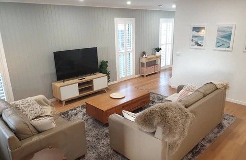 Lakes Entrance House | Luxurious brand new large family house w air con