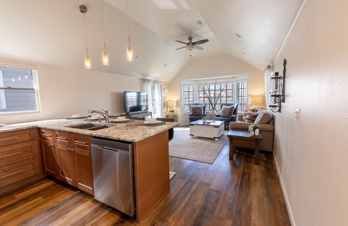 Rapid City House | Luxurious Bungalow - Downtown Rapid City