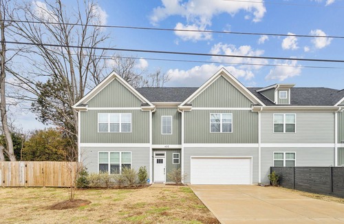 Hidden Valley House | Luxurious Charm & Comfort: Your Perfect Getaway; 6 mi from Downtown Charlotte!