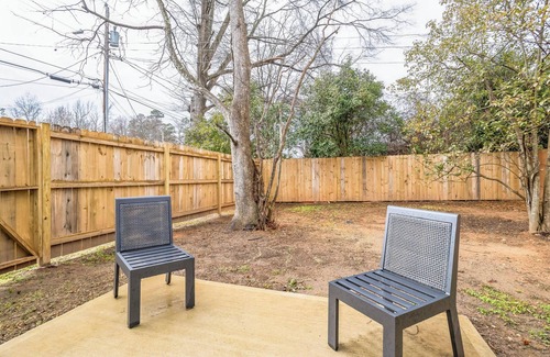 Hidden Valley House | Luxurious Charm & Comfort: Your Perfect Getaway; 6 mi from Downtown Charlotte!