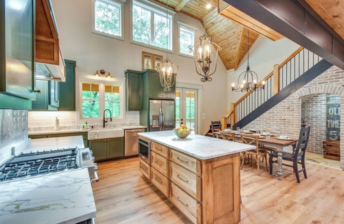 Clarkesville Cabin | Luxurious Clarkesville Cabin w/Decks & Fire Pit