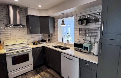 South Venice House | Luxurious Coastal 3 bed 2 Bath Private Pool minutes from Beach
