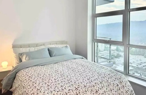 Burnaby Apartment | Luxurious Condo by Skytrain