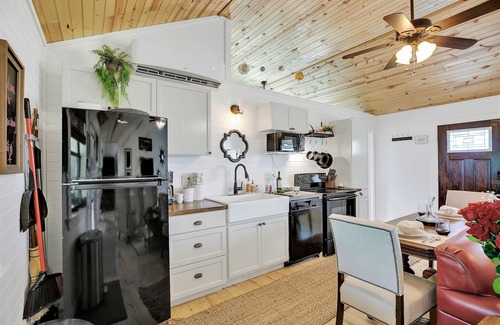 Fredericksburg Cottage | Luxurious Cottage on 3-Acre's in Fred Wine Country!