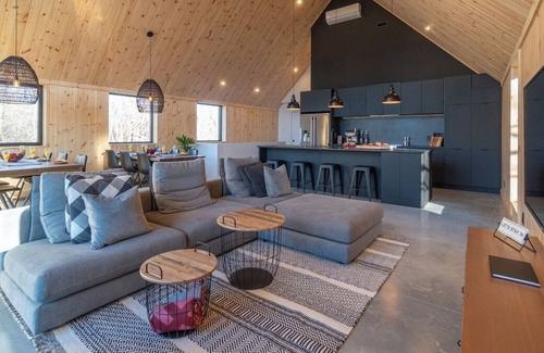 Shefford Ski Chalet | LUXURIOUS COTTAGE THAT CAN ACCOMMODATE 15 ADULTS + 2 CHILDREN