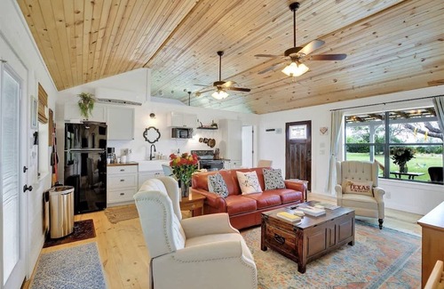 Fredericksburg Cottage | Luxurious Cottage on 3-acre's in Fred Wine Country