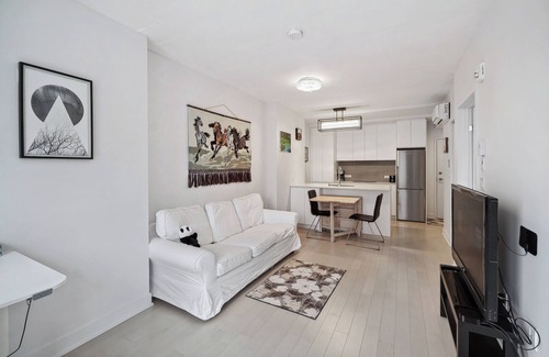 Downtown Montreal Apartment | Luxurious Downtown Condo, 3 minutes to the Metro