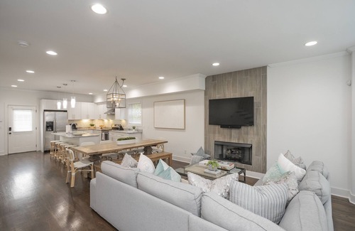 Buena Vista House | Luxurious Downtown Home w/HUGE Rooftop! 1.5m to Broadway!