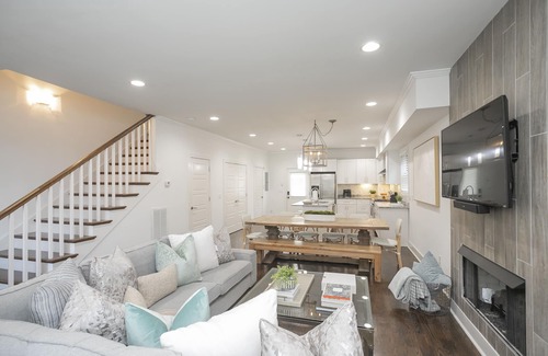 Buena Vista House | Luxurious Downtown Home w/HUGE Rooftop! 1.5m to Broadway!