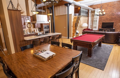 Wholesale District Condo | Luxurious Downtown Condo by Georgia Street