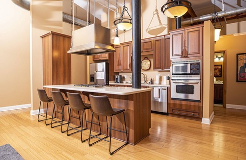 Wholesale District Condo | Luxurious Downtown Condo by Georgia Street