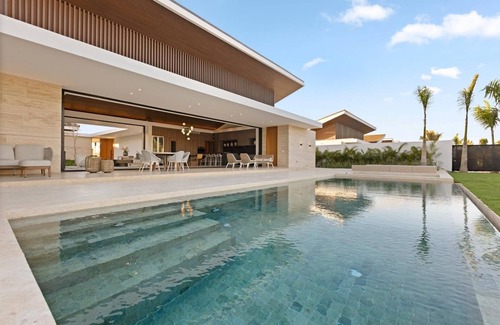 Las Piedras House | Luxurious & Elegant Villa, massive pool, sleeps 10