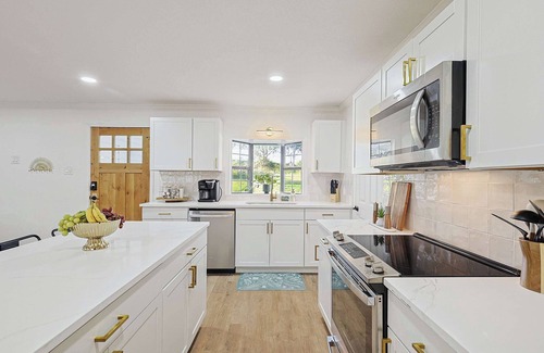 Sherman House | Luxurious Event-Friendly 6BR 3B Villa with Hot Tub