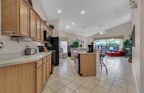 Four Corners Villa | Luxurious Executive Villa 20 mins from Disney, Private Pool/Spa, Games Room