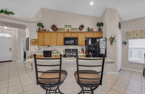 Four Corners Villa | Luxurious Executive Villa 20 mins from Disney, Private Pool/Spa, Games Room